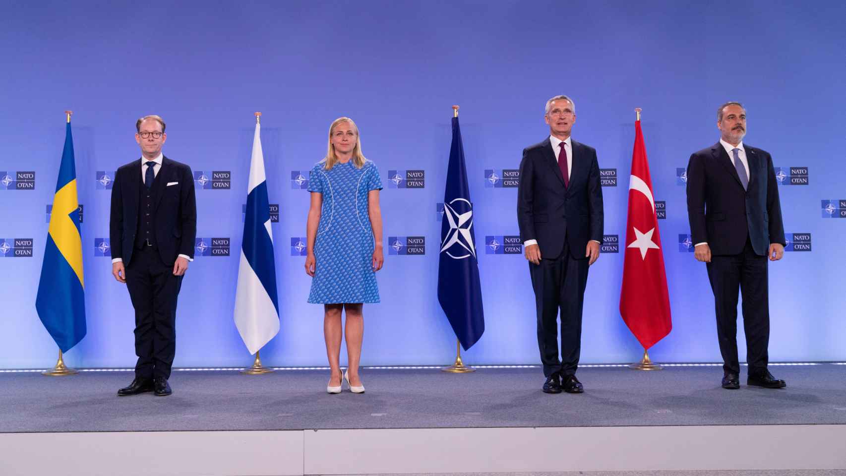Jens Stoltenberg posa para a foto de família de quinta-feira com os ministros dos Negócios Estrangeiros da Suécia, Tobias Billström, da Finlândia, Elina Valtonen, e da Turquia, Hakan Fidan.