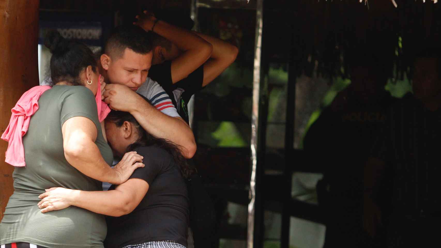 Familiares choram após o assassinato de um polícia no município de El Zulia (Norte Santander) na quarta-feira.