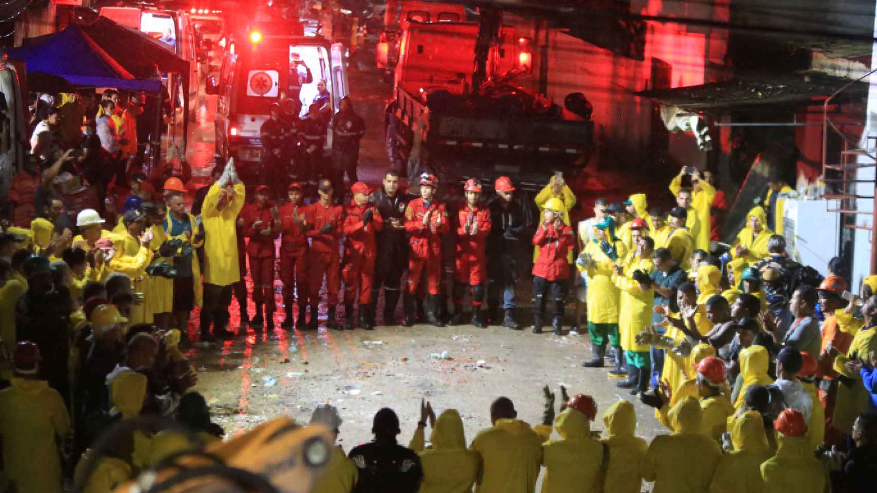 Socorristas se reúnem após trabalho de resgate em prédio que desabou no Recife.