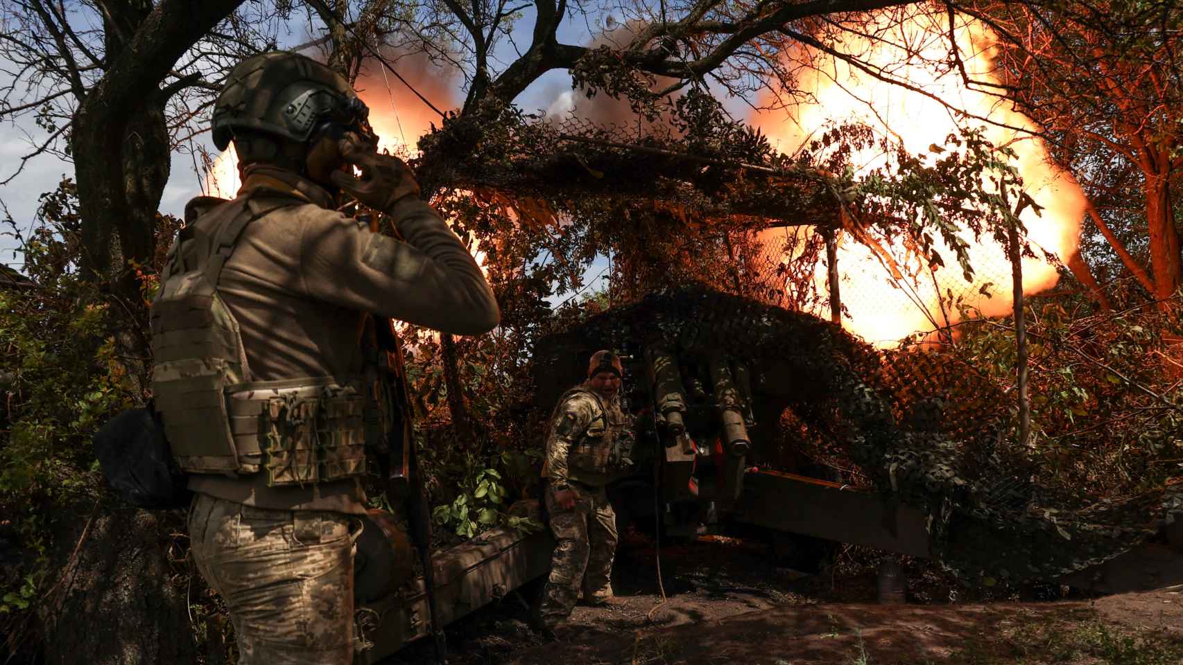 Militares ucranianos disparam um obuseiro D-20 contra as tropas russas numa posição perto de Bakhmut.