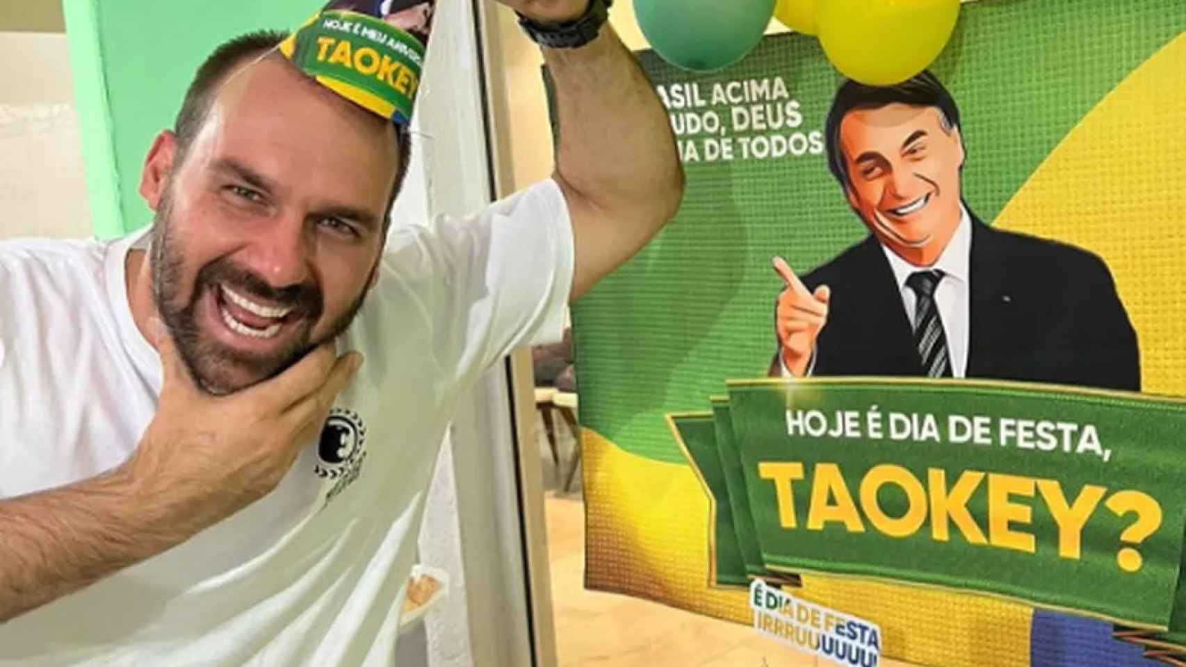O filho de Bolsonaro, Eduardo, comemora seu aniversário com o 'kit' dedicado ao pai.