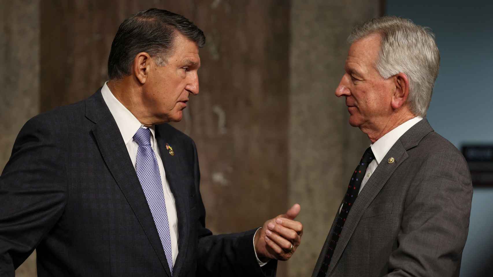O General da Força Aérea dos EUA Charles Brown Jr. com Tuberville na terça-feira no Senado.