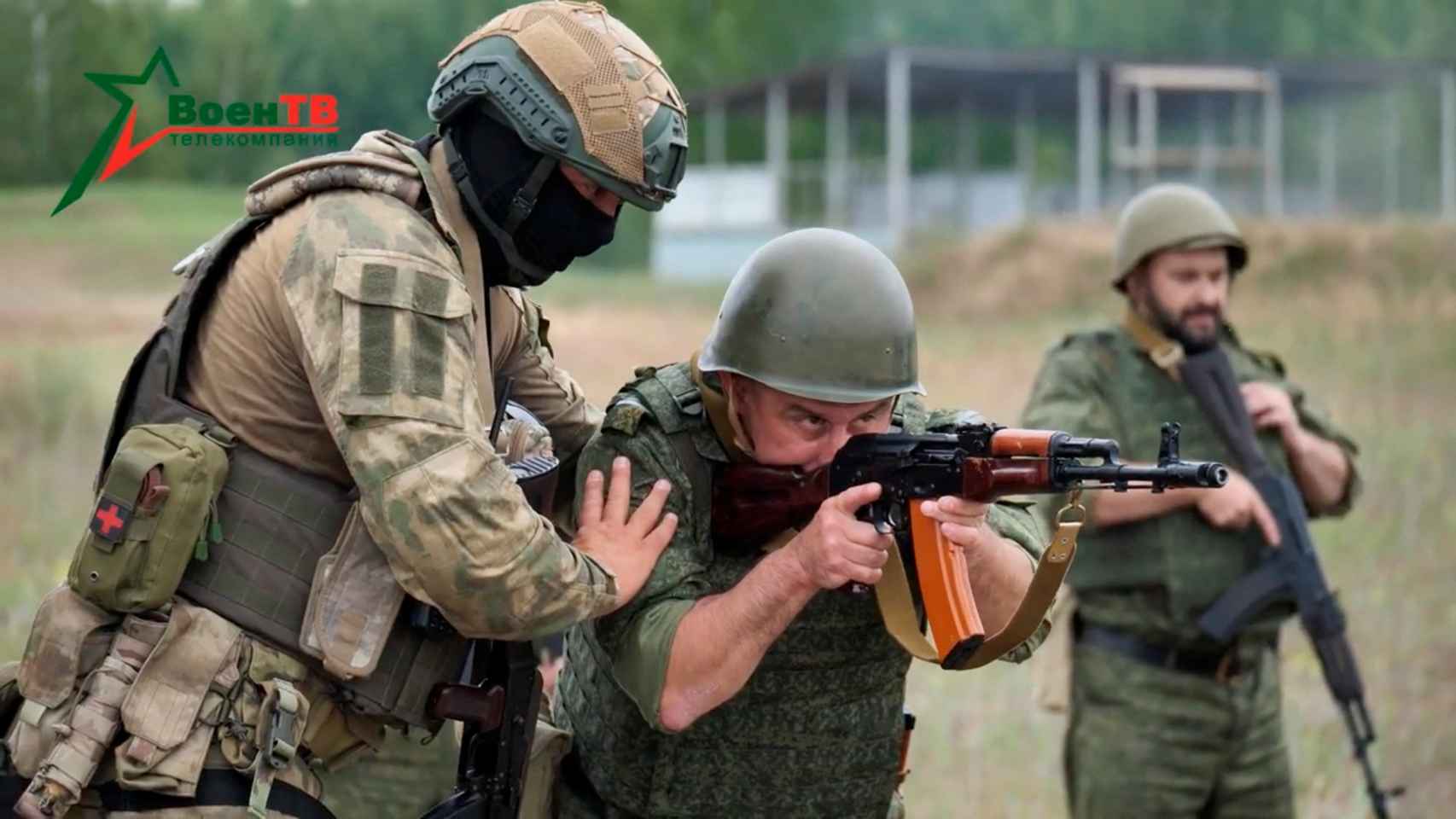 Um mercenário do Grupo Wagner dá formação a soldados bielorrussos.