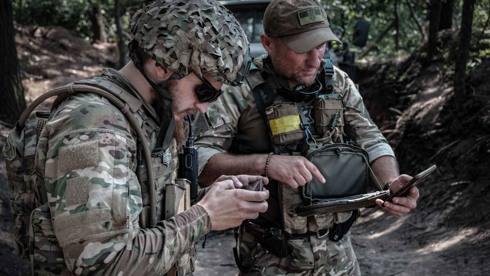 Os comandantes de posição e de área, Konstantine e Yaroslav, introduzem as coordenadas do alvo a neutralizar com o BM-21 Grad.