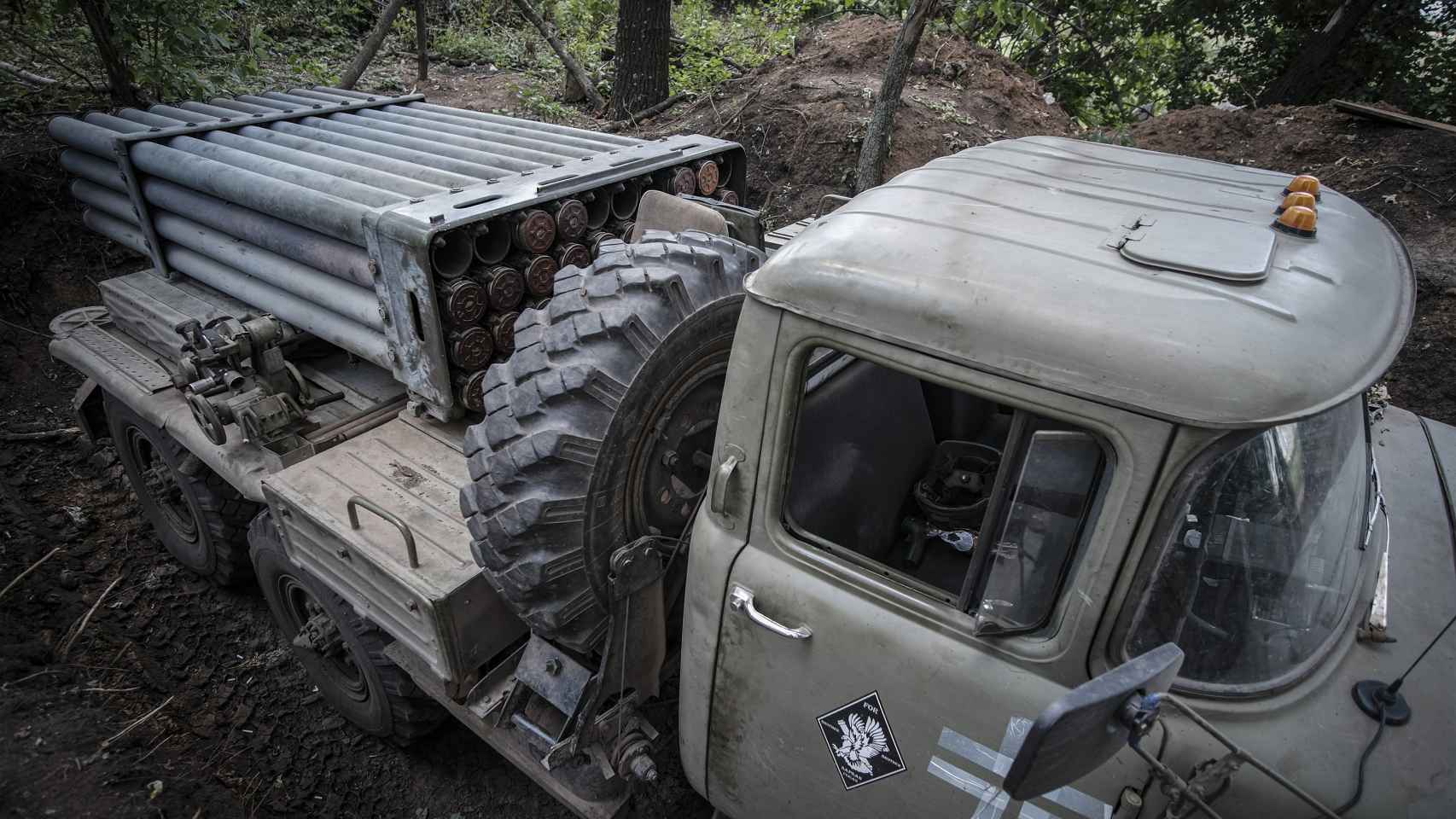 Um lançador múltiplo de foguetes BM-21 Grad na linha da frente de Bakhmut.