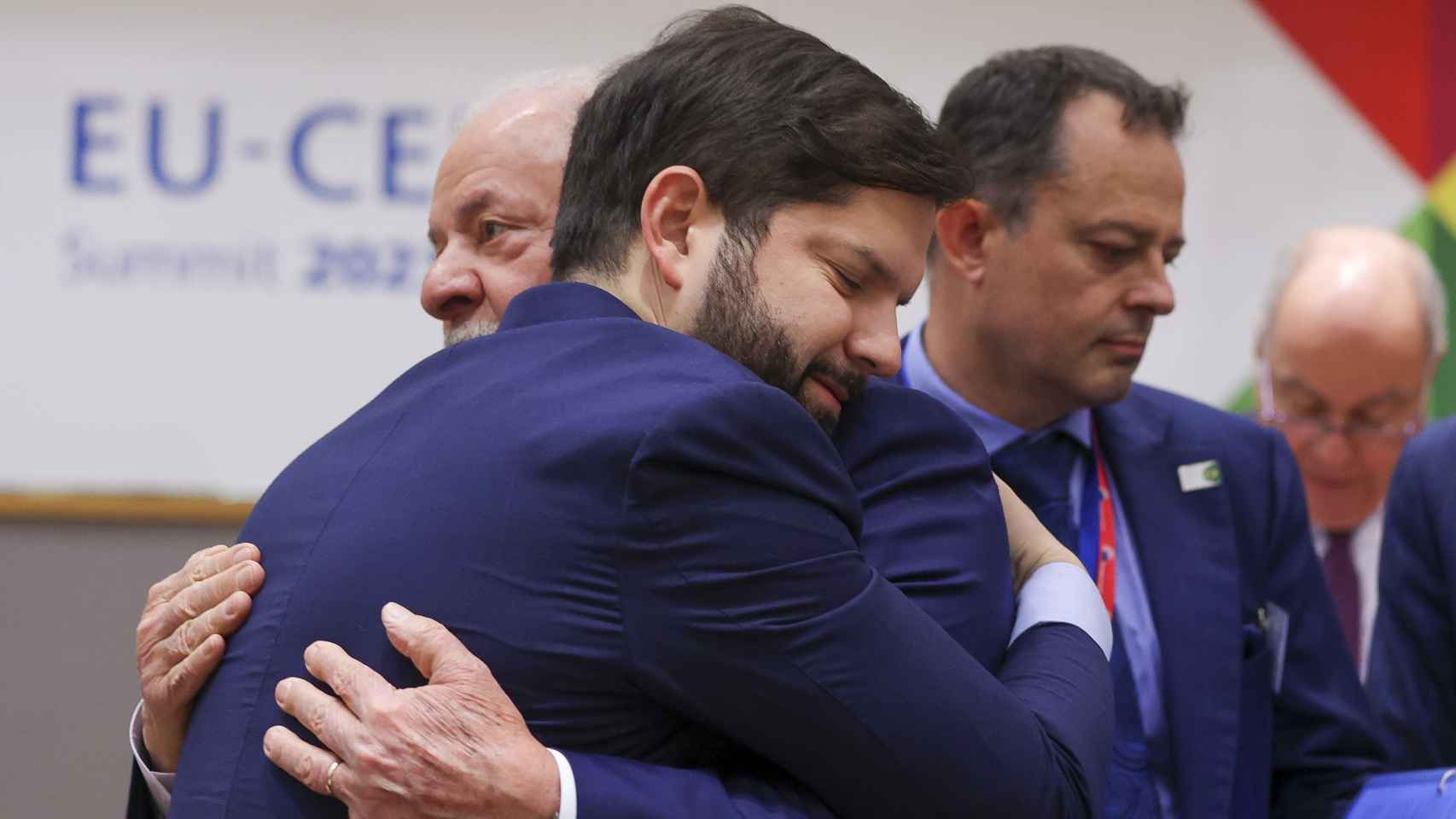 O presidente do Brasil, Luis Inácio Lula da Silva, e o presidente do Chile, Gabriel Boric, abraçam-se na segunda-feira em Bruxelas.