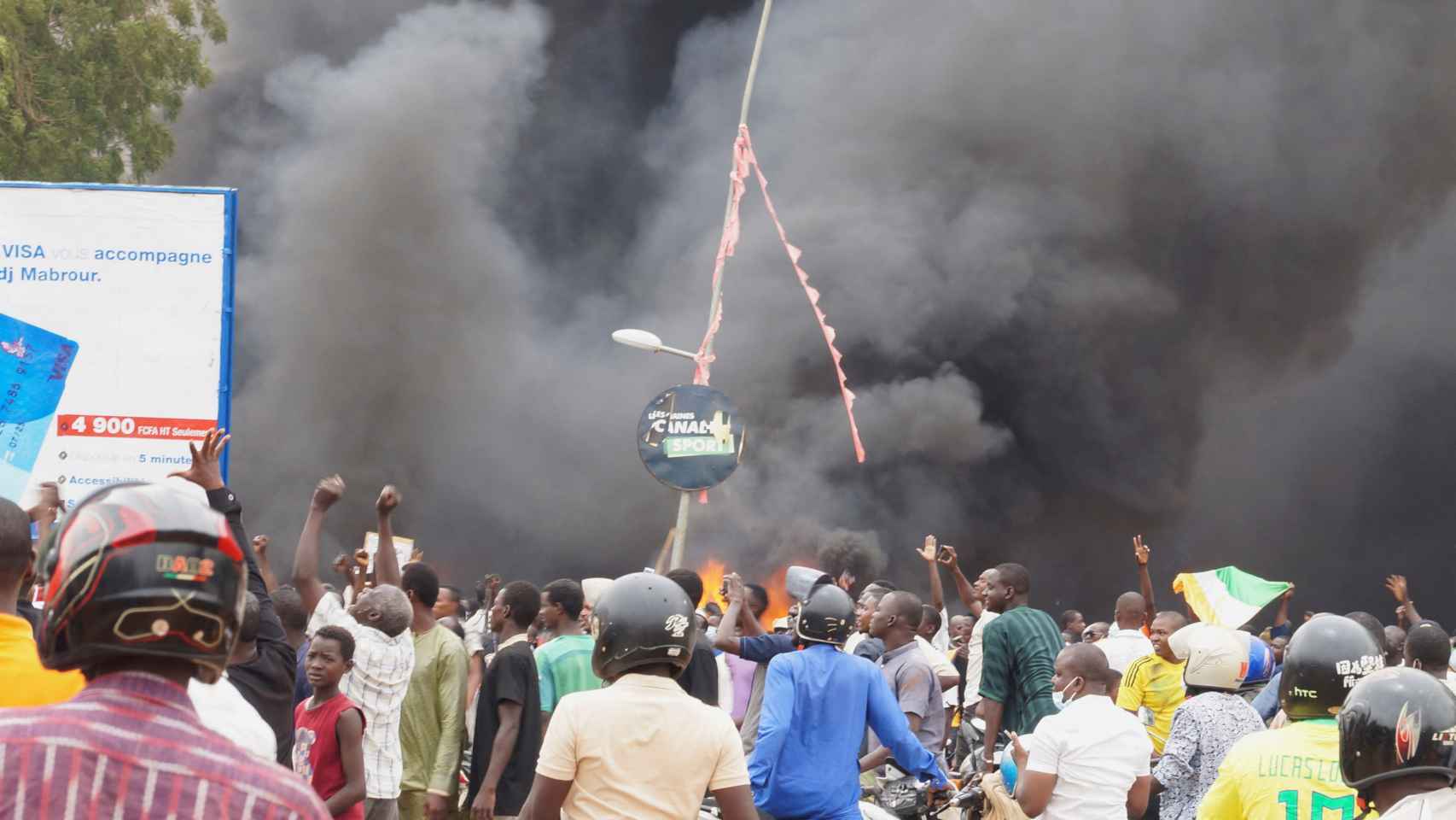 Centenas de apoiantes do golpe de Estado manifestam-se diante da Assembleia Nacional em Niamey.