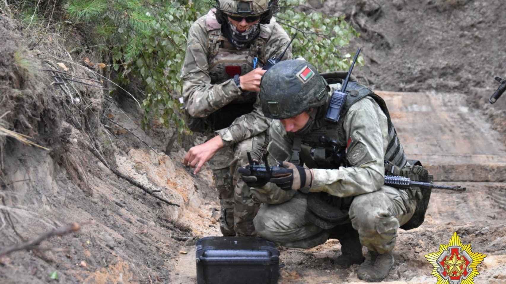 Um combatente do grupo mercenário russo Wagner e um militar bielorrusso participam num treino conjunto nos arredores de Brest.