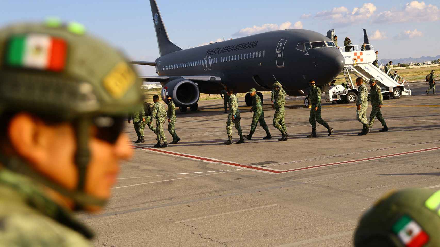 Militares desembarcam na pista do aeroporto de Ciudad Juárez.